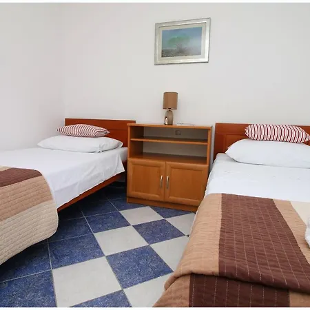 Elvis Apartment