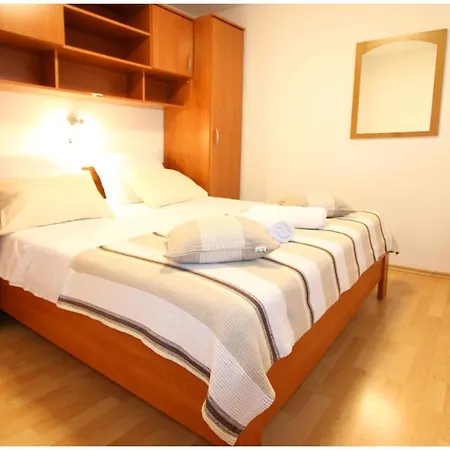 Elvis Apartment