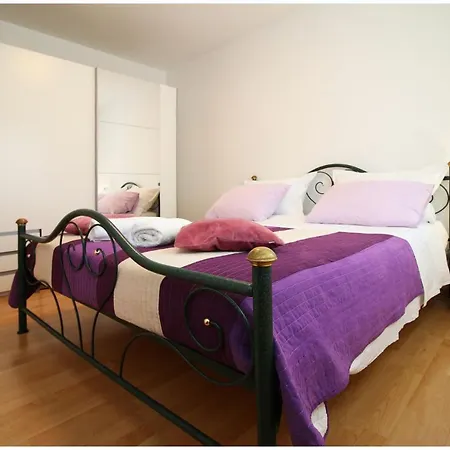 Elvis Apartment Primosten